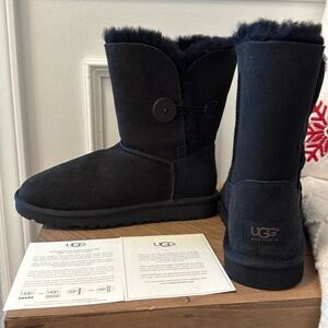 NEW UGG Bailey Button